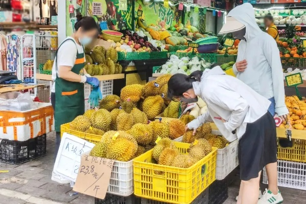 荔枝榴莲价格跳水近30%市民欢呼不已，商家却忧心忡忡