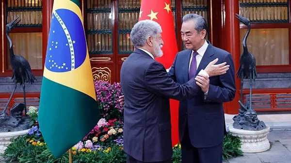 中国巴西联合发表关于乌克兰危机的立场声明，呼吁和平解决国际争端