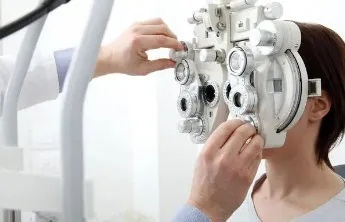 盲人眼球缺失办卡被要求睁眼，公共场所服务歧视的反思