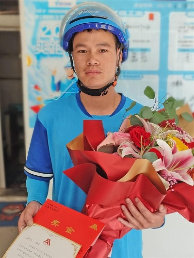 为救同学舍己救人，小伙缺考获奖1万奖金，诠释青春正能量