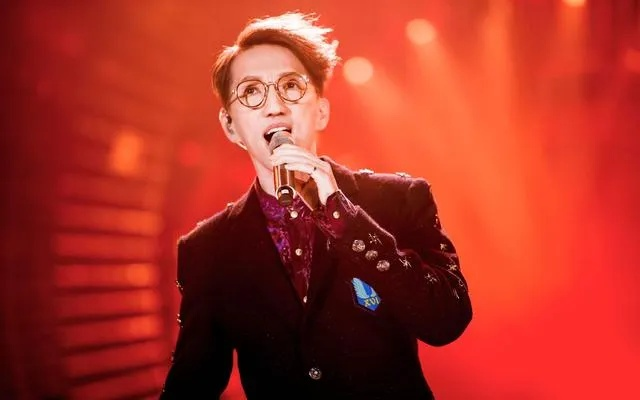 林志炫惊艳亮相，穿得像金刚鹦鹉，现场观众惊呼不已！