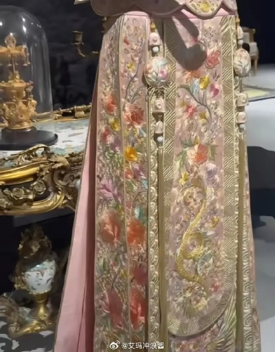 马筱梅华丽转身，三套高定华服配以考究金饰设计，尽显优雅风范
