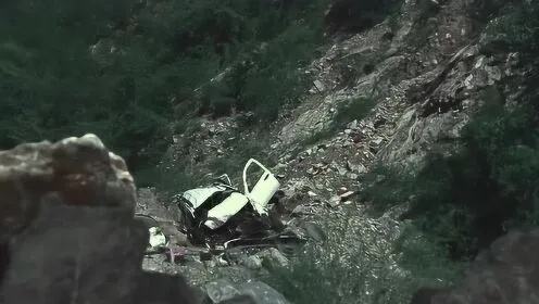 男子驾车不幸遇山体滑坡，被山石砸中身亡，悲剧引发交通安全警示