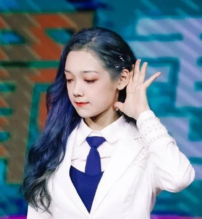 希林娜依高话筒磕到嘴，意外瞬间引发网友热议，勇敢面对展现真我风采