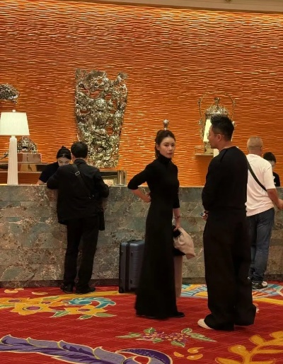 汪小菲马筱梅穿中式婚服热情打招呼，浪漫婚礼甜蜜升级