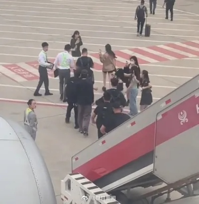 母子错过航班闹机场，情绪失控称耽误考公，引发社会关注