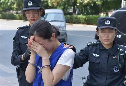 风雨十年终见晴，女子服刑10年将出狱，父母已病逝，她如何面对未来？