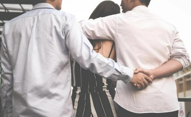 研究生夫妻抱孩子从25楼跃下？真相揭秘，一场误会的背后