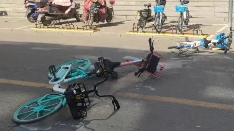 悲剧发生！男子坐共享单车车篮摔亡，同伴因疏忽担全责引社会关注