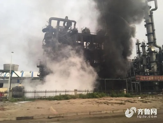 航拍山东化工厂爆炸现场，浓烟升腾，警钟长鸣