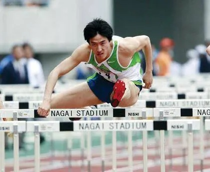 费翔力压群雄，勇夺田径亚锦赛男子十项全能冠军