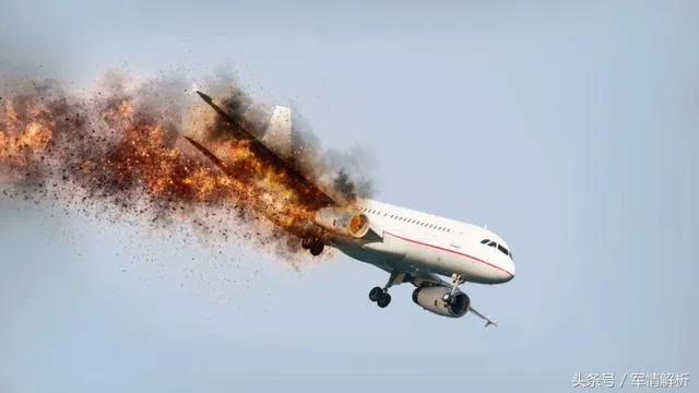 高空惊魂，被吸入8000米高空，当事人停飞6个月，航空安全警钟长鸣！